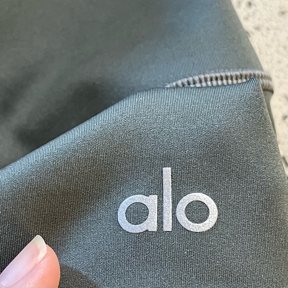 Alo Yoga 5” Airlift Energy Short in Dark Cactus size S Small - Picture 6 of 7